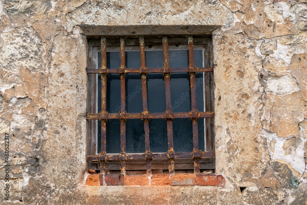 Vergittertes Fenster, alt