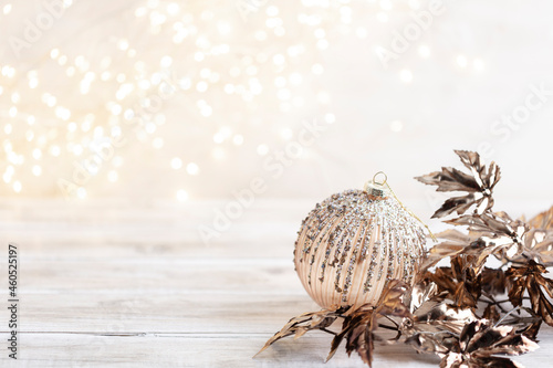 Fotografía Golden christmas balls with bokeh.