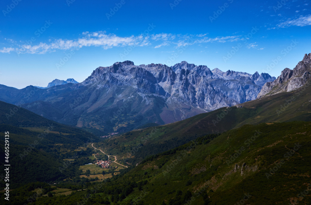 aldea en las montañas