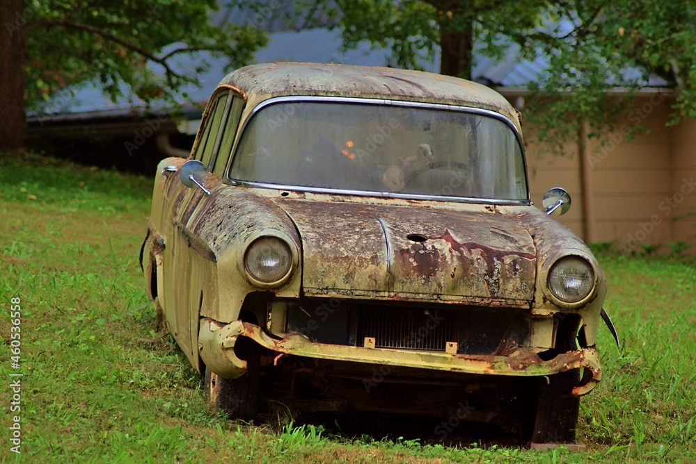 old rusty car
old rusty car