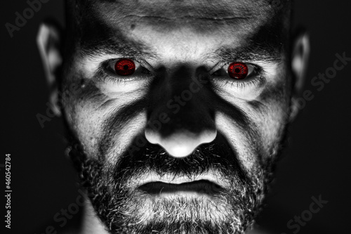 cara de homem zangado olhando de frente com olhos vermelhos e a preto e branco