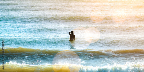 surfista feminina esperando a onda em uma manhã de sol na praia de jacaraipe, Serra, Espirito Santo, Brasil.