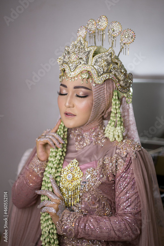 Beautiful young woman wearing a traditional sundanese wedding dress