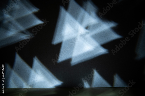 三角形模様の影