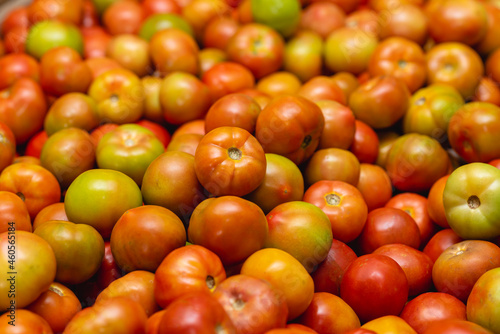 grupo de tomates en el estante de una verdulería 