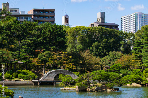 広島市の縮景園と高層ビル