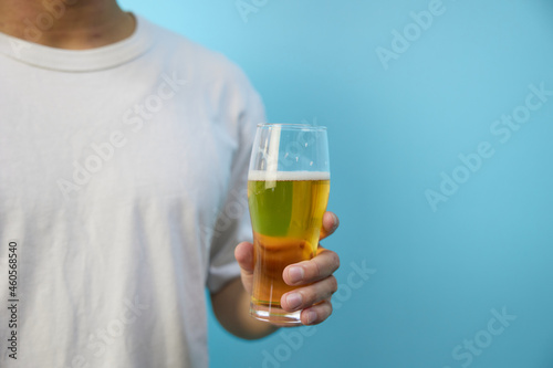 ビールを持つ日本人男性の手のクローズアップ