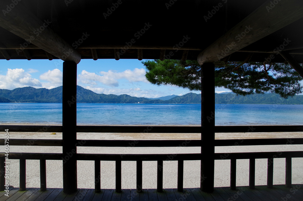 湖畔の休憩所から見る田沢湖の景観