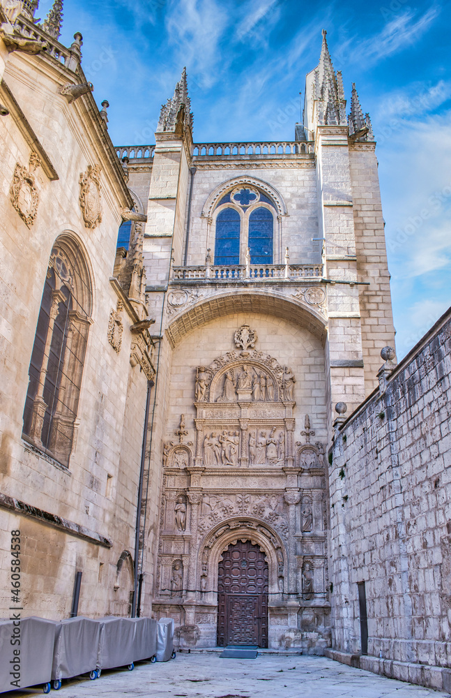 Puerta de la pellejería en la catedral gótica de Burgos
