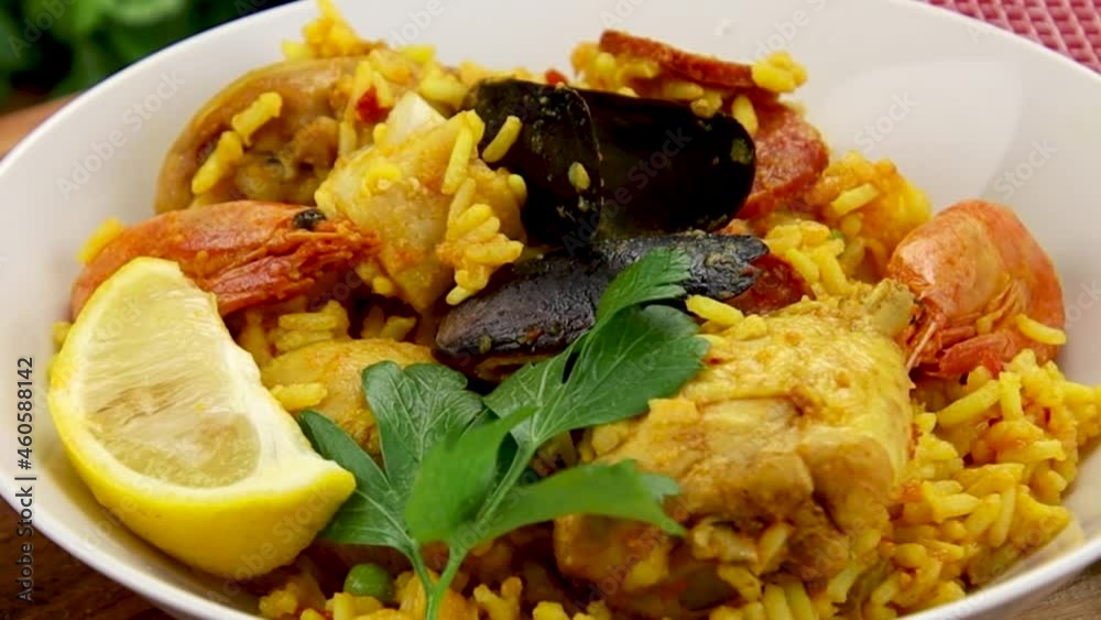 plat de paella sur une table