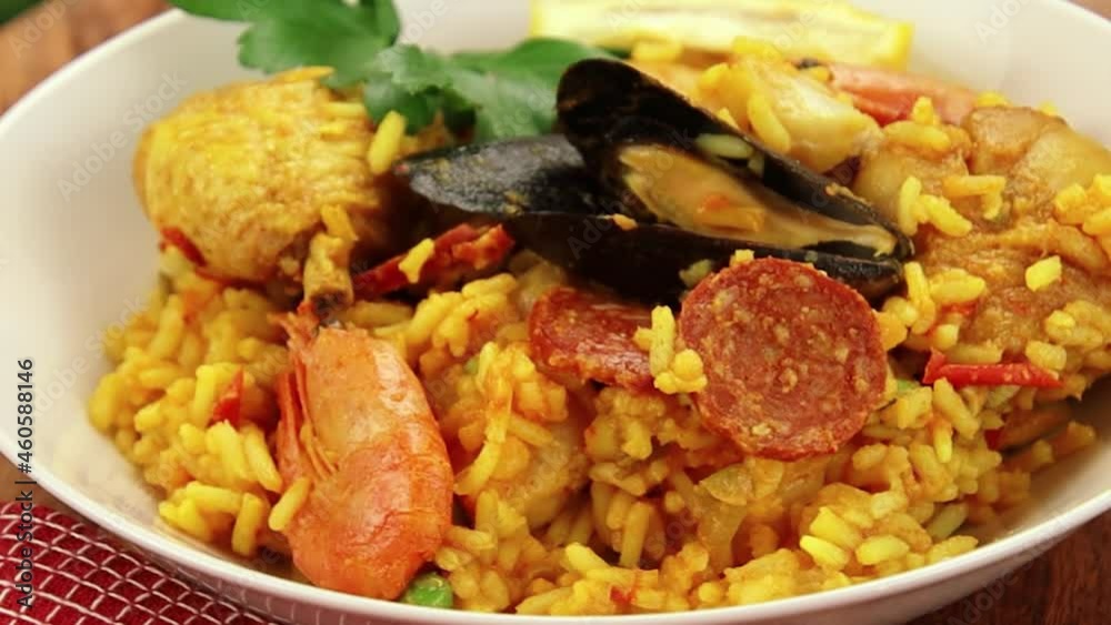 plat de paella sur une table