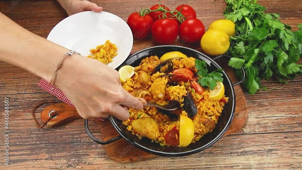 plat de paella sur une table