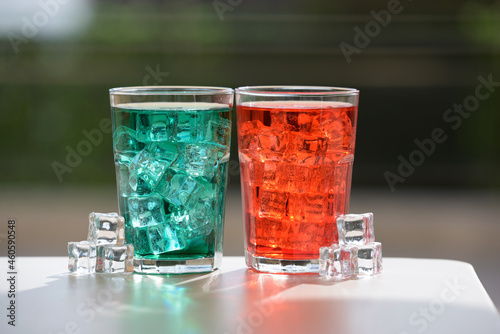 boissons de couleur verte et rouge en verre avec des glaçons photo