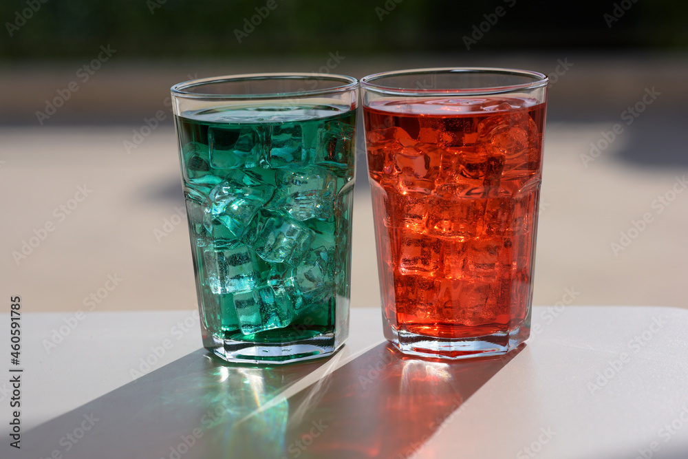 boissons colorées vert et rouge en verre boissons colorées vert et rouge en verre