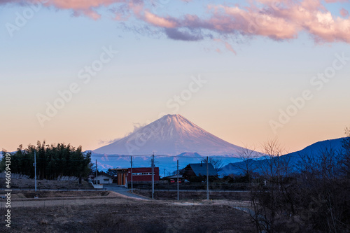 Mt. Fuji in Winter - 富士山のある風景（山梨県北杜市小淵沢町）。冬の夕暮れ。