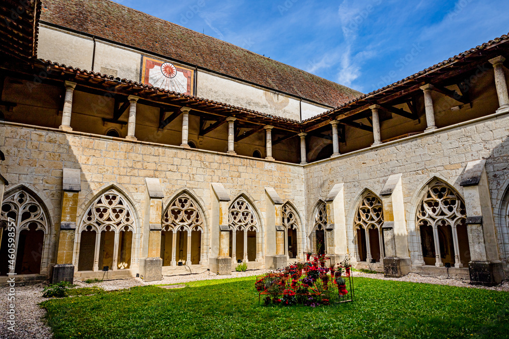 Fototapeta premium Cloitre de l'Abbaye Notre-Dame d'Ambronay