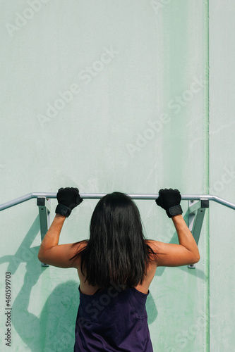 Latin woman doing crossfit