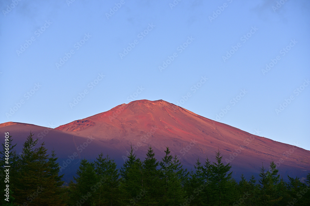 The red Mt.Fuji is one of the good luck charms in our country, because it is a rare view
