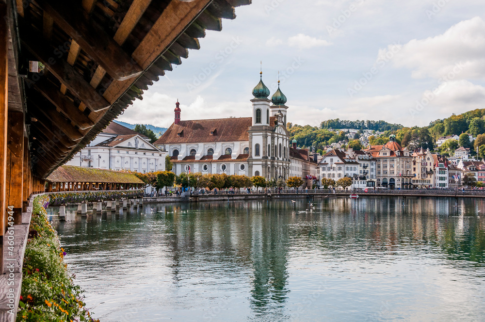 Obraz premium Luzern, Jesuitenkirche, Kapellbrücke, Wasserturm, Jesuitenplatz, Kirche, Reuss, Rathaussteg, Stadt, Altstadt, Altstadthäuser, Alpen, Vierwaldstättersee, Sommer, Herbst, Blumendekoration, Schweiz