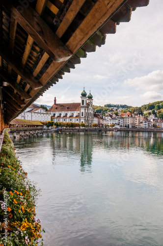 Luzern, Jesuitenkirche, Kapellbrücke, Wasserturm, Jesuitenplatz, Kirche, Reuss, Rathaussteg, Stadt, Altstadt, Altstadthäuser, Alpen, Vierwaldstättersee, Sommer, Herbst, Blumendekoration, Schweiz photo