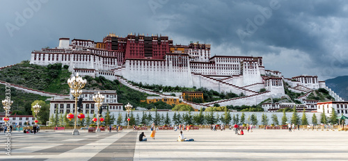 Fotografiet LHASA, TIBET - AUGUST 17, 2018: Magnificent Potala Palace in Lhasa, home of the Dalai Lama before the Chinese invasion and Unesco World Heritage Site