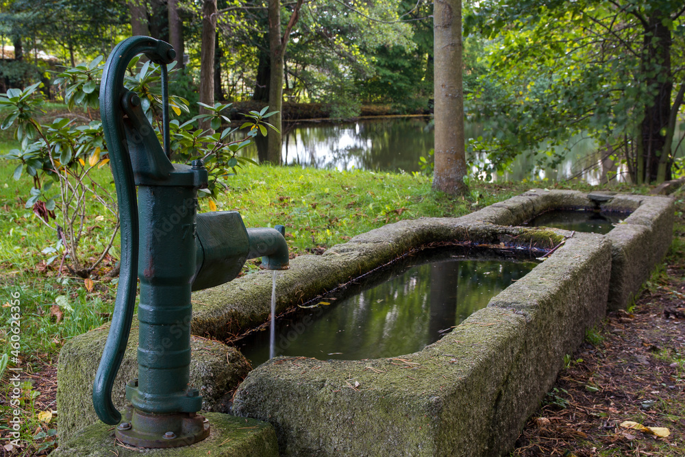 alte Schwengelpumpe im Park von Kauschwitz, Vogtland