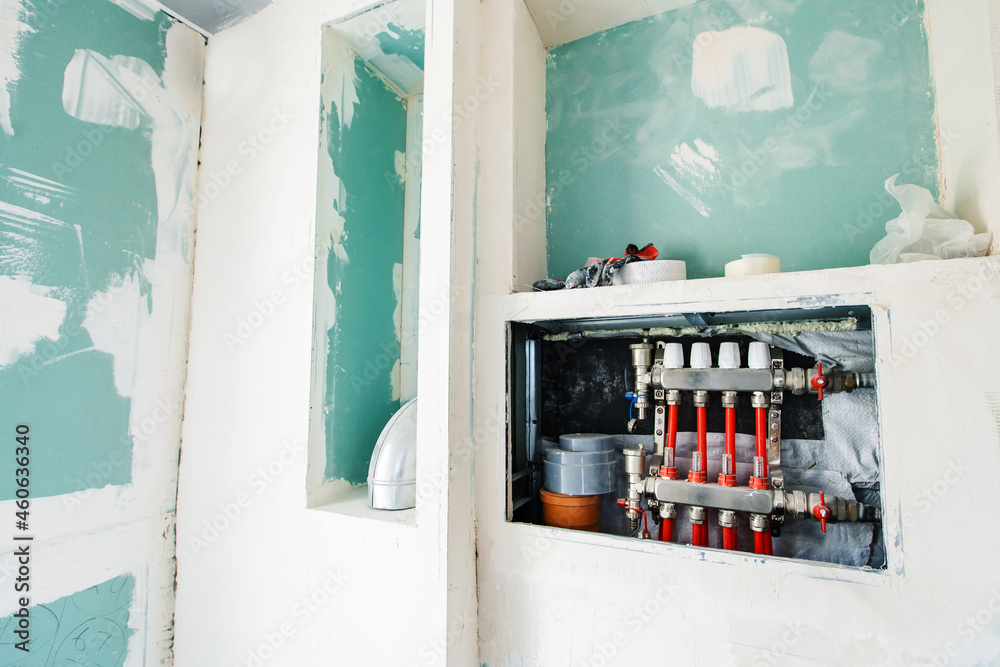 Φωτογραφία The distribution manifold of the heating system is located in the niche of the plasterboard walls