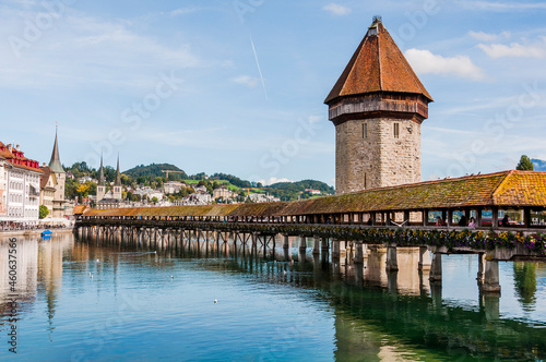 Luzern, Wasserturm, Kapellbrücke, Brücke, Holzbrücke, Vierwaldstättersee, Seeufer, Altstadt, Stadt, Altstadthäuser, Hofkirche, St. Leodegar, Sommer, Blumendekoration, Herbst, Schweiz