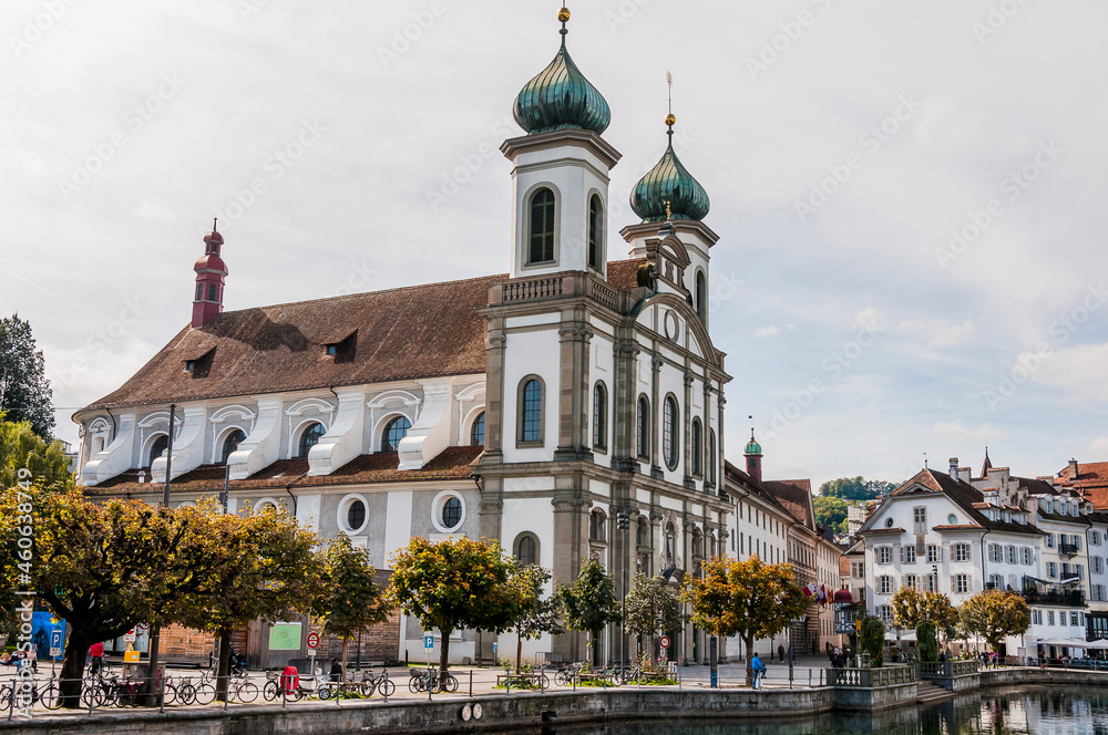 Luzern, Jesuitenkirche, Kirche, Reuss, Jesuitenplatz, Altstadt, Stadt, Altstadthäuser, Stadtrundgang, Herbst, Herbstfarben, Herbstlaub, Zentralschweiz, Schweiz