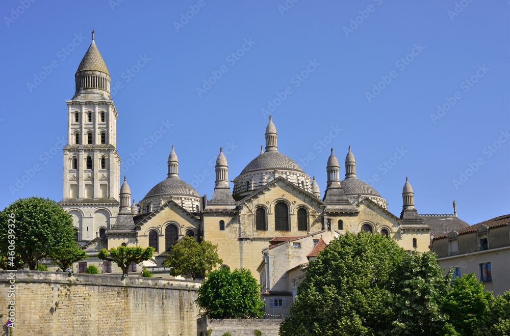 Plein feu sur les dômes de la Cathédrale Saint-front à Périgueux (24000), département de la Dordogne en région Nouvelle-Aquitaine, France