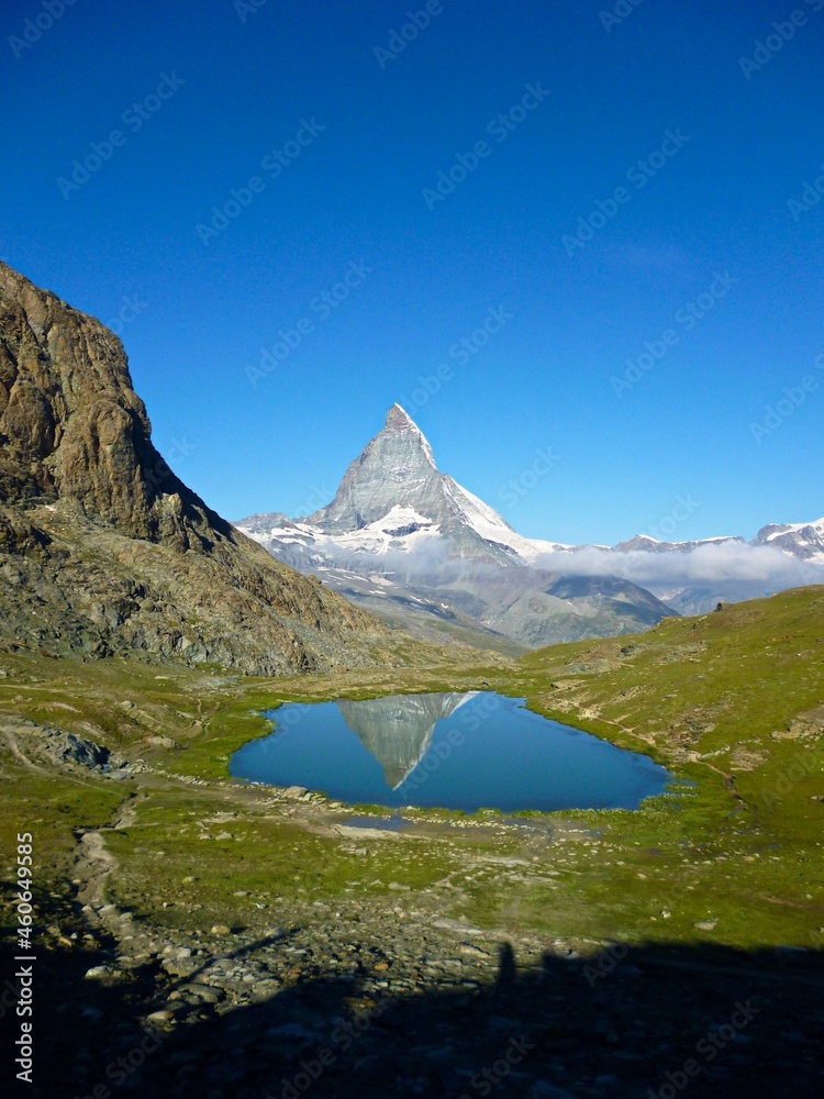 スイスの山と湖　マッターホルンとリッフェルゼー