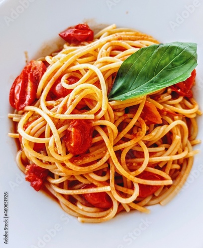 spaghetti with tomato sauce Spaghetti col pomodorino pachino