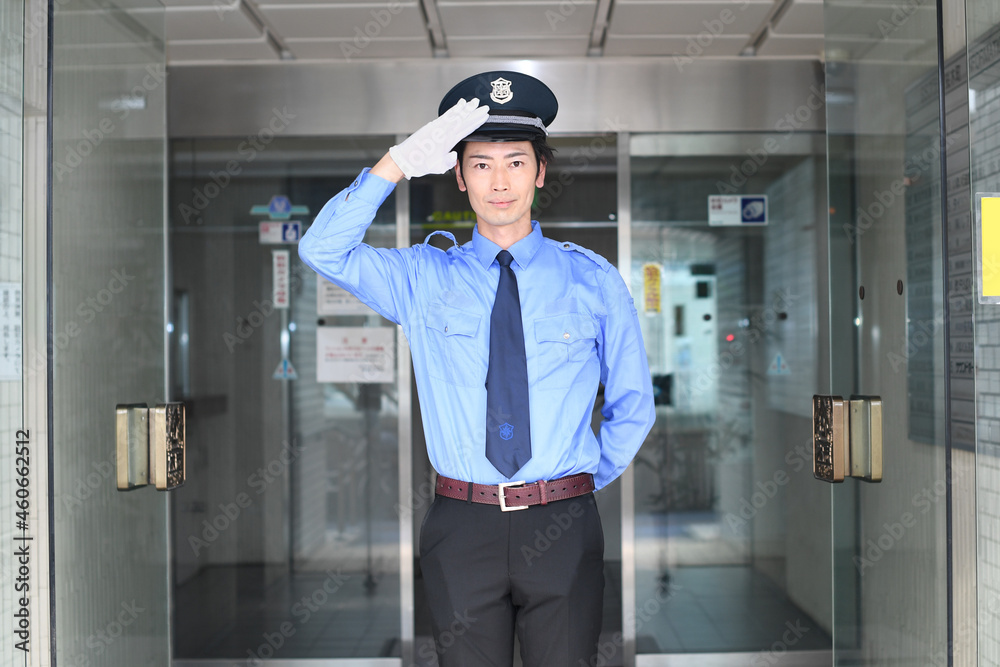 帽子と制服を着た巡回警備員の若い男性 帽子と制服を着た巡回警備員の若い男性