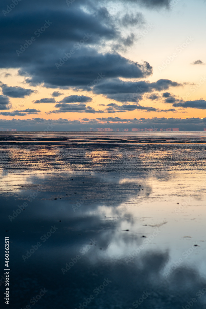 Obraz premium Beach Sunset Sonnenuntergang satter reflection Cuxhaven Strand Wattenmeer