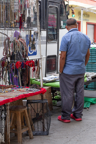 Hombre vendiendo accesorios artesanales en calle de Oaxaca. © abrahamCS