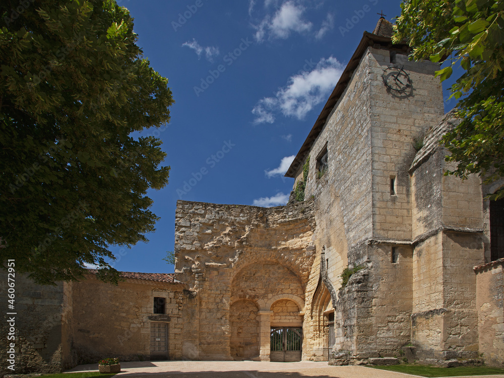 Ancienne église romane en pierre en ruine avec porche gothique. Prieuré dans le sud de la France.