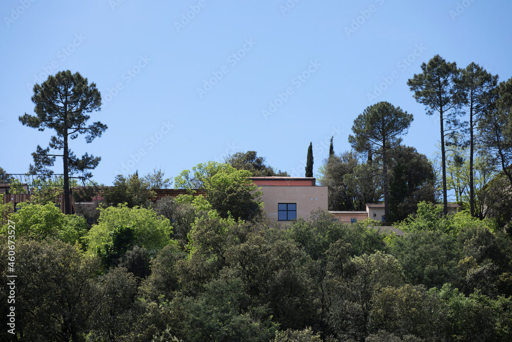 Villa de luxe au milieu de la végétation sur une colline arborée dans le sud de la France.
