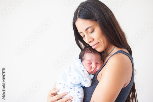 mujer mexicana con su bebé © topshots