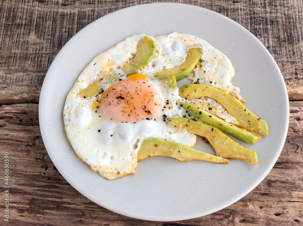 fried egg with avocado for a healthy breakfast