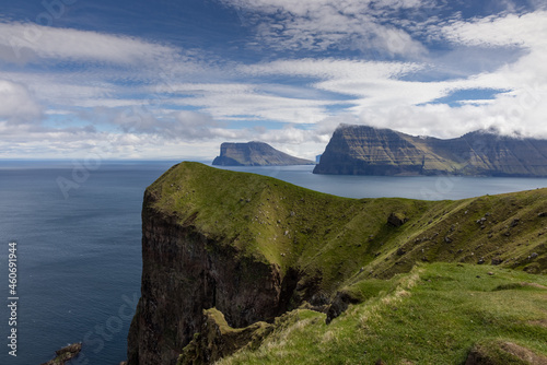 Küstenlinie Färöer Inseln, hohe Klippen, Inseln im Hintergrund