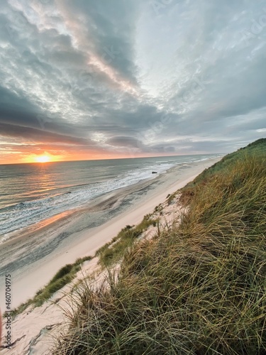 Ende eines Tages über der dänischen Nordsee an einem menschenleeren Sandstrand © Tim HvW