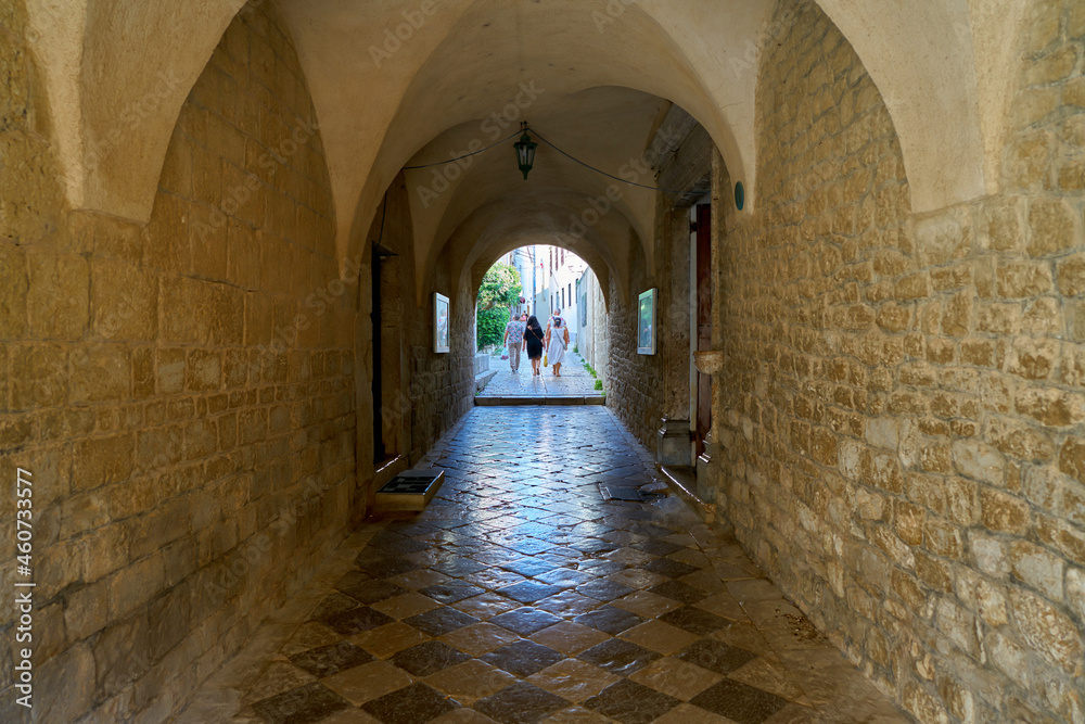 Passage an der Kirche des heiligen Quirinus in der Altstadt von Krk in Kroatien