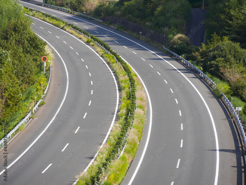 高速道路のゆるやかなカーブ (slow curve no runs for a highway Japanese road)
