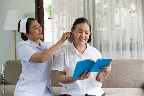 Canvas-taulu Asian nurse visit elderly patient woman at home