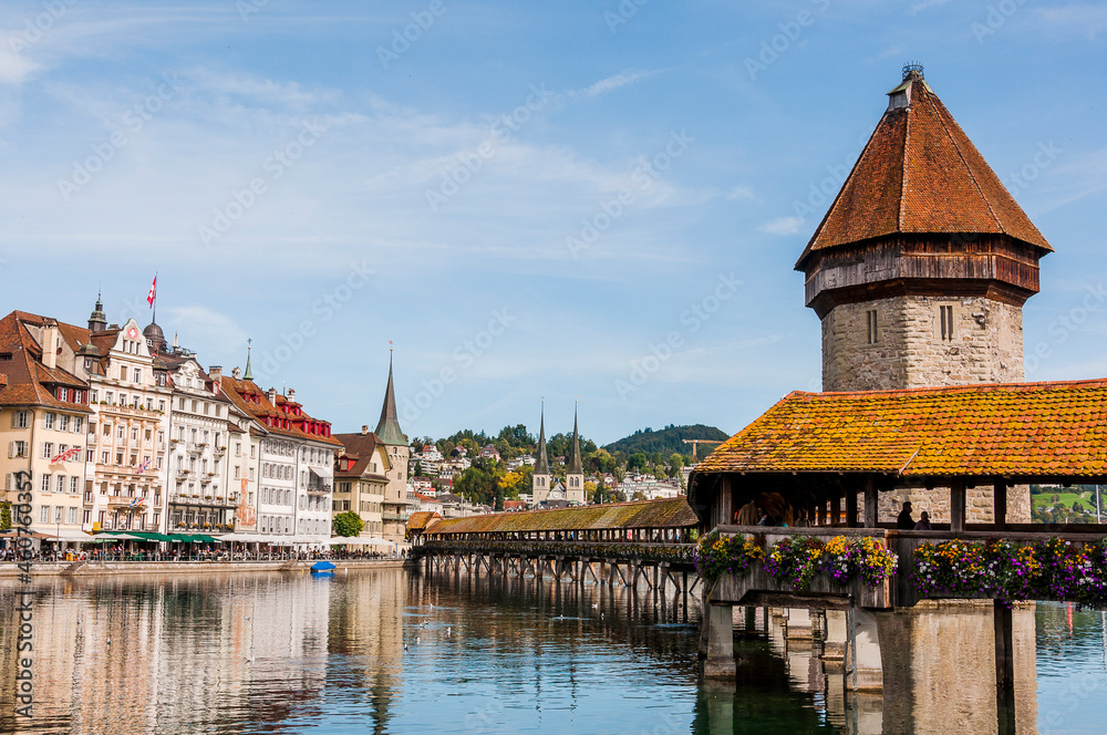 Naklejka premium Luzern, Wasserturm, Kapellbrücke, Brücke, Holzbrücke, Vierwaldstättersee, Seeufer, Altstadt, Hofkirche, Stadt, Altstadthäuser, Sommer, Blumendekoration, Herbst, Schweiz