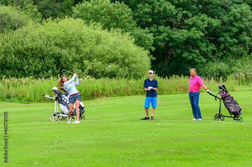 Familie beim gemeinsamen Golfspiel