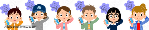 携帯電話で電話中に不満を感じる子どもたちの上半身
