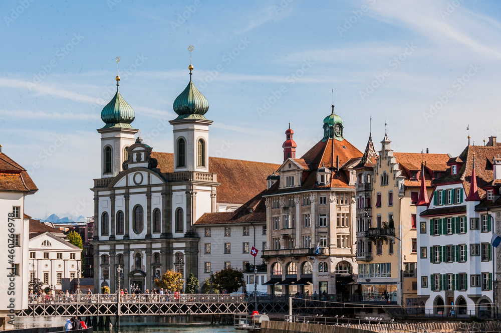 Fototapeta premium Luzern, Jesuitenkirche, Reuss, Reussbrücke, Kapellbrücke, Altstadt, Nadelwehr, Spreuerbrücke, Holzbrücke, Fluss, Altstadthäuser, Stadtrundgang, Sommer, Rigi, Alpen, Vierwaldstättersee, Schweiz