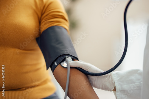 Measuring blood pressure. © bnenin