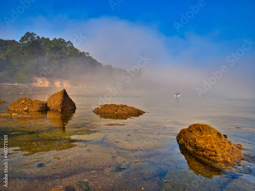 Brouillard avec bâteau photo